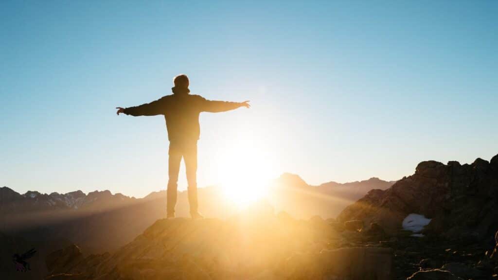 Du beim Sonnenaufgang, auf dem Berg, voller Zuversicht und Stärke